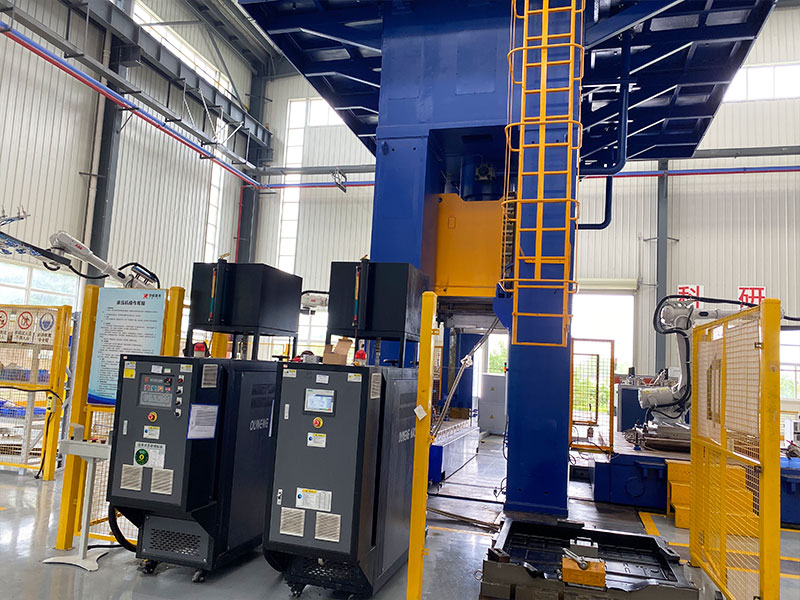 CFRP碳纖維增強復(fù)合材料成型模溫機案例